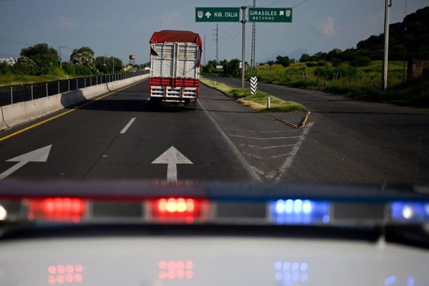 Una patrulla de la Guardia Civil escolta un camión que transporta limones en el tramo de la carretera entre Apatzingán y Nueva Italia, en el estado de Michoacán, México, el 20 de septiembre de 2023. (ALFREDO ESTRELLA/AFP vía Getty Images)