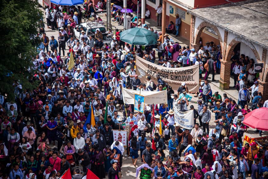 Cientos de personas participan en la peregrinación en memoria del padre Marcelo Pérez a un año de su asesinato este lunes, en el municipio San Andrés Larráinzar, México. (EFE/Carlos López)