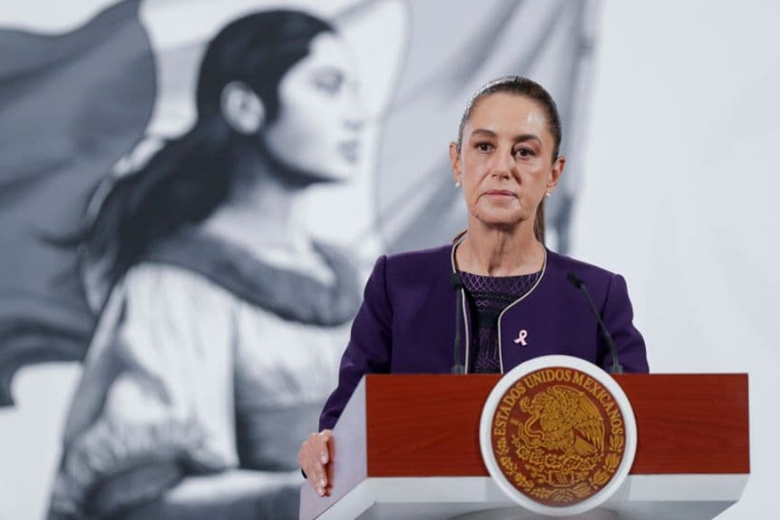 La presidenta de México, Claudia Sheinbaum, participa en una rueda de prensa este martes, en el Palacio Nacional en la Ciudad de México, México. (EFE/ Isaac Esquivel)
