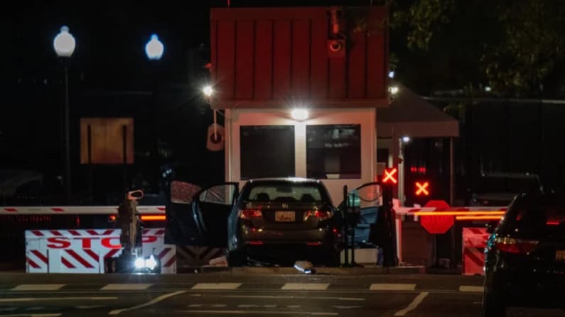 Detienen a un hombre que impactó su vehículo contra la barrera de seguridad de la Casa Blanca