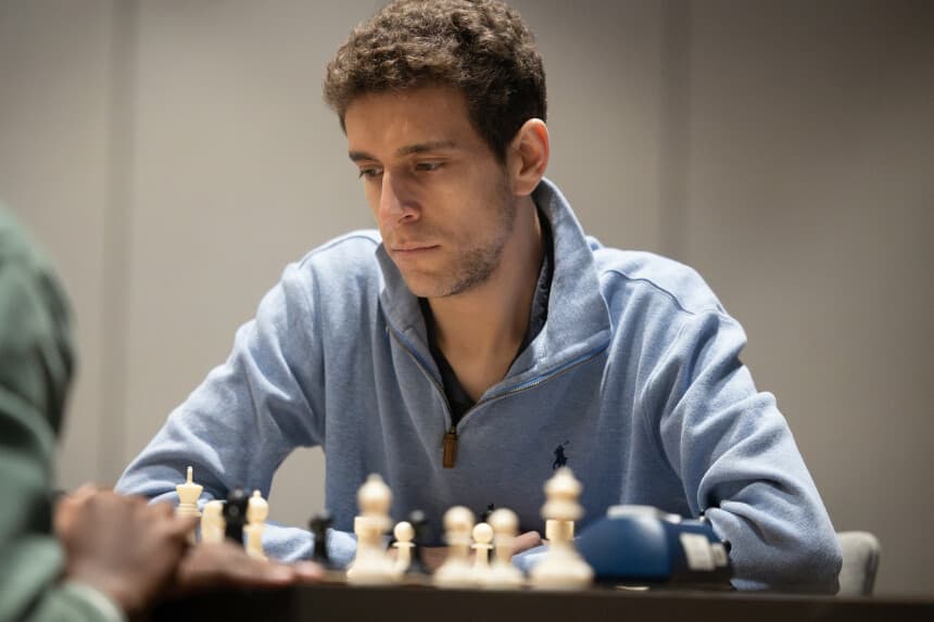 Una foto sin fecha publicada por el Charlotte Chess Center muestra a Daniel Naroditsky jugando al ajedrez. (Kelly Centrelli/Charlotte Chess Center vía AP).