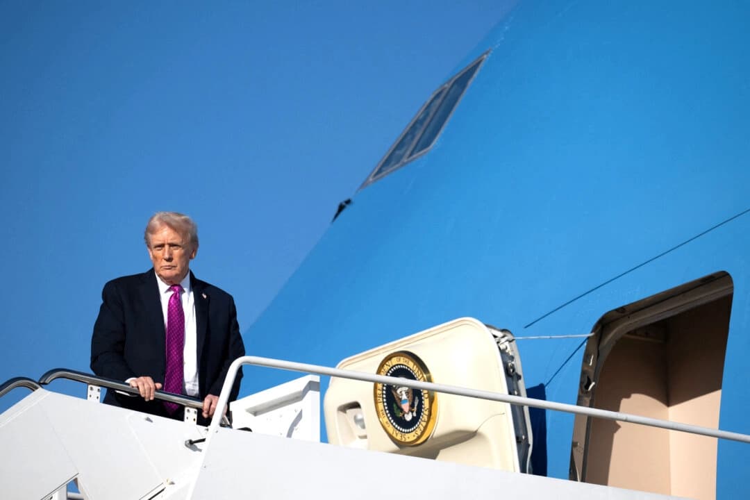 El presidente Donald Trump sube al Air Force One antes de partir de la Base Conjunta Andrews en Maryland el 17 de octubre de 2025. (Saul Loeb/AFP vía Getty Images)