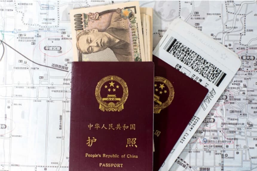 Pasaporte chino, yenes japoneses y billetes de avión. (Zhang Peng/LightRocket a través de Getty Images).