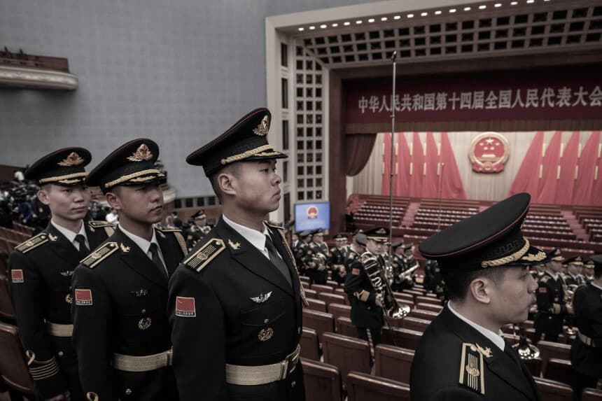 Miembros de la Banda del Ejército Popular de Liberación se retiran tras la inauguración de la Asamblea Popular Nacional (APN) en el Gran Salón del Pueblo de Beijing, el 5 de marzo de 2024. (Kevin Frayer/Getty Images)