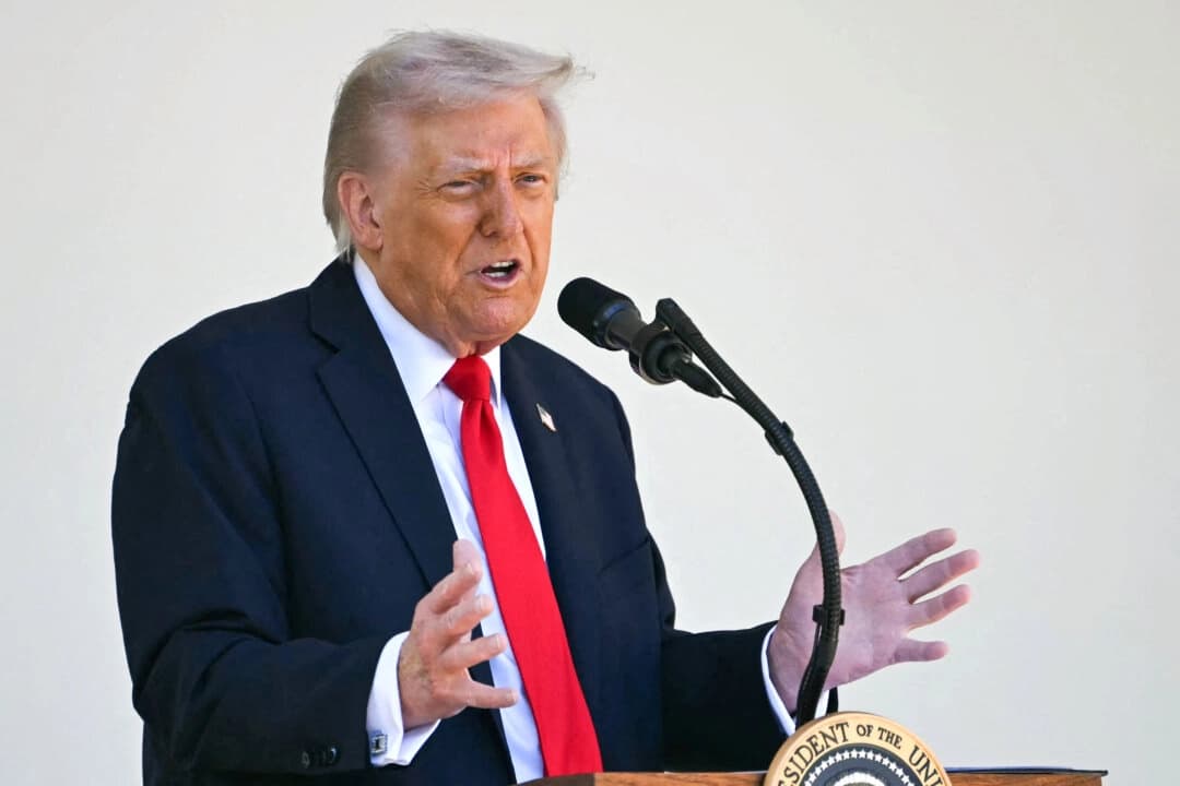 El presidente Donald Trump habla durante un almuerzo del "Rose Garden Club" en el Jardín de las Rosas de la Casa Blanca el 21 de octubre de 2025. (Andrew Caballero-Reynolds/AFP a través de Getty Images).