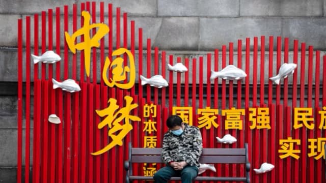 Medios estatales chinos alardean de éxito mientras analistas destacan señales de declive económico