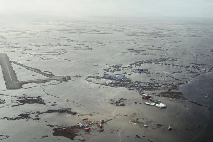 El personal de rescate de la Guardia Nacional Aérea de Alaska realiza una misión de búsqueda y rescate en Kipnuk, Alaska, el lunes 13 de octubre de 2025. (Servicio de Distribución de Información Visual de Defensa vía AP)