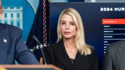 Trump dice que Pam Bondi deja de ser su fiscal general