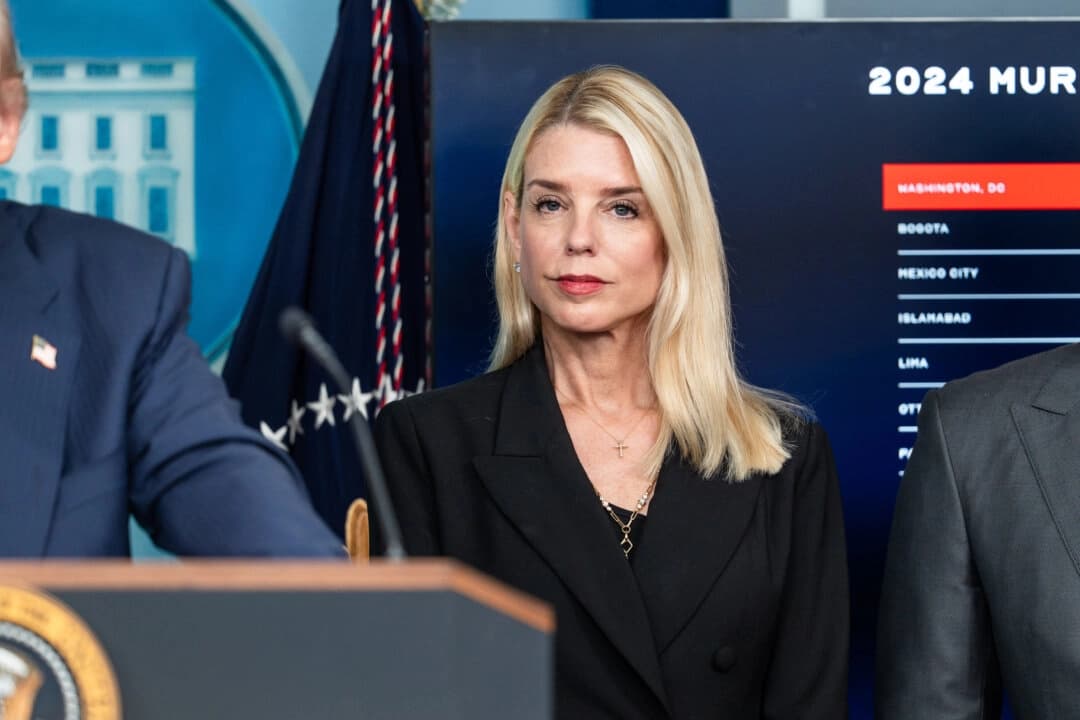 Rastreador de ICE planeado por los demócratas podría poner en peligro a los agentes, dice Bondi