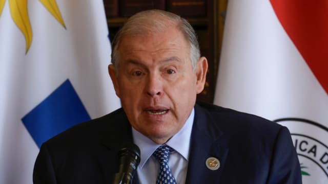 El canciller Werthein deja el cargo a pocos días de comicios clave en Argentina