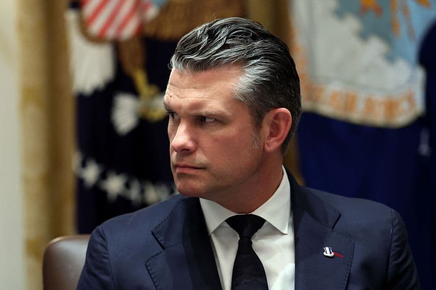 El secretario de Defensa de EE. UU., Pete Hegseth, habla durante una reunión del Gabinete en la Casa Blanca, el 9 de octubre de 2025, en Washington, D. C. (Anna Moneymaker/Getty Images)