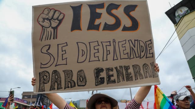 Fotografía de archivo del pasado 12 de octubre que muestra a una persona mientras participa en una manifestación en Quito, Ecuador. (EFE/ Gianna Benalcazar)