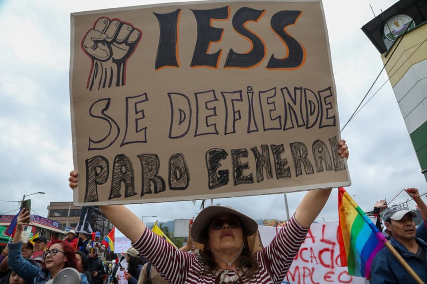 Fotografía de archivo del pasado 12 de octubre que muestra a una persona mientras participa en una manifestación en Quito, Ecuador. (EFE/ Gianna Benalcazar)