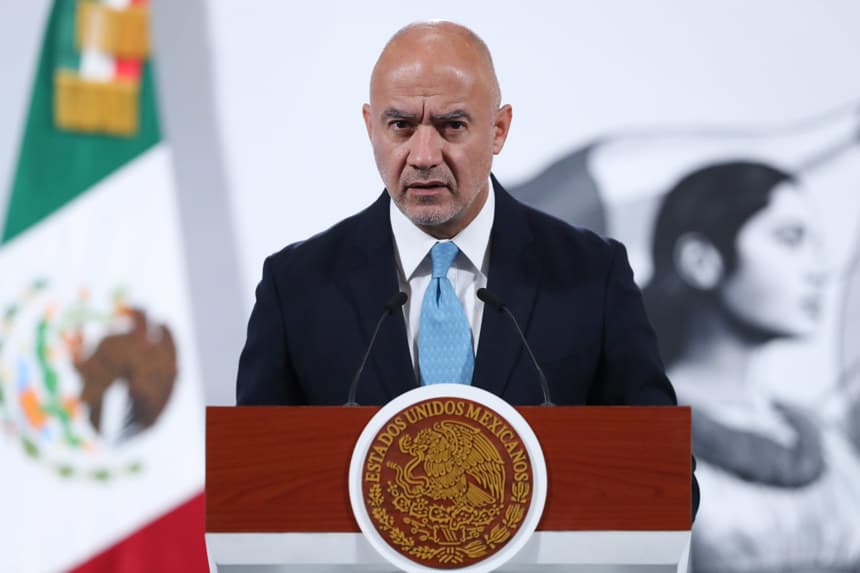 El secretario de Comunicaciones y Transportes, Jesús Esteva, habla durante una rueda de prensa este miércoles, en el Palacio Nacional, en Ciudad de México. La presidenta de México, Claudia Sheinbaum, confirmó que el número de personas fallecidas por las intensas lluvias e inundaciones que afectaron a cinco estados del país ascendió a 78, mientras que 23 personas sigue desaparecidas e informó que a partir de hoy se empezará a dispersar la ayuda gubernamental a los damnificados. (EFE/Mario Guzmán)