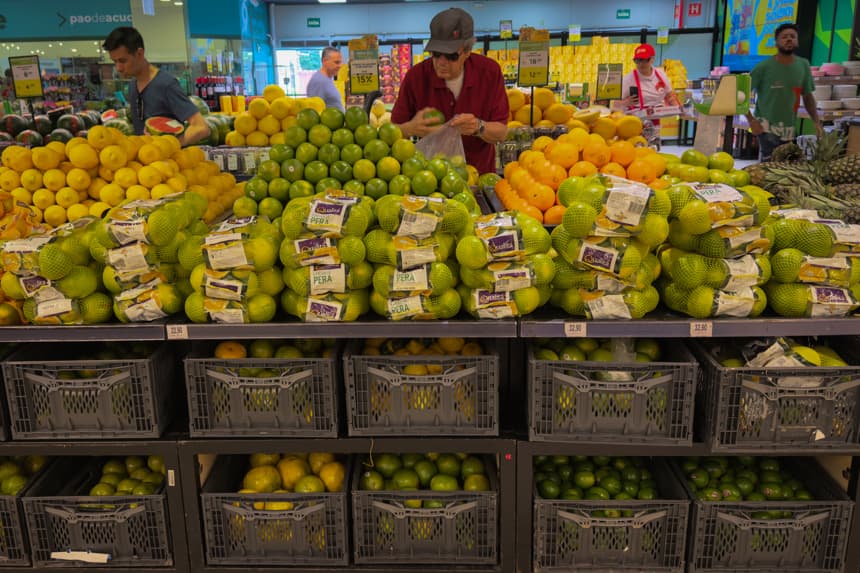 Fotografía de archivo de un hombre comprando en un supermercado, en São Paulo, Brasil. (EFE/ Isaac Fontana)