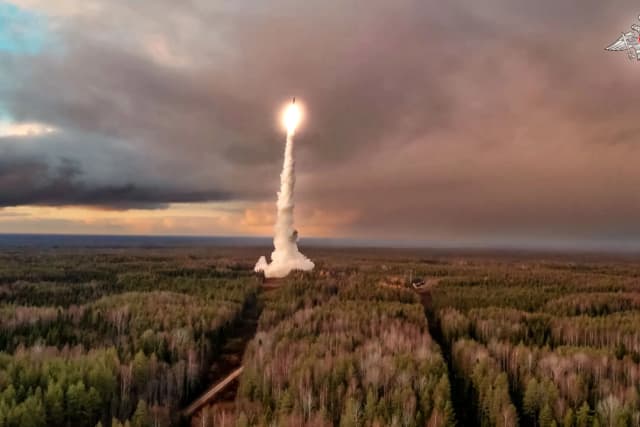 Rusia prueba misiles balísticos y nucleares supervisados por Putin en medio de tensiones con EE. UU.