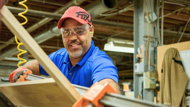 Expertos dicen que los aranceles de Trump podrían reactivar esta industria estadounidense en decadencia