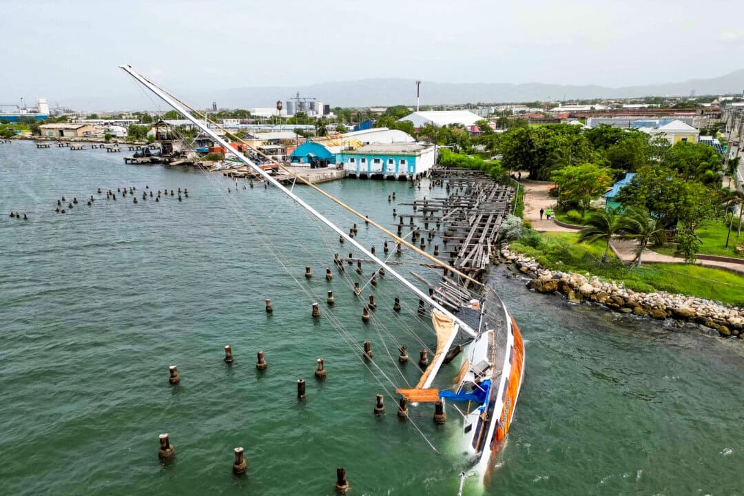 Un barco dañado por el huracán Beryl yace volcado en un muelle de Kingston, Jamaica, el 4 de julio de 2024. (Leo Hudson/AP Photo)