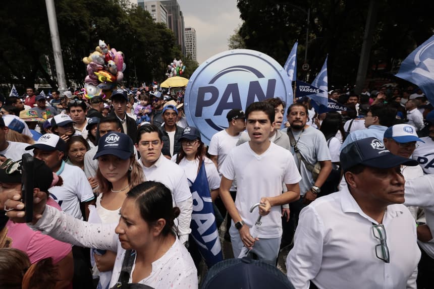 Simpatizantes participan en una marcha por el relanzamiento del Partido Acción Nacional (PAN) el 18 de octubre de 2025, en la Ciudad de México (México). El PAN anunció con un acto político y una marcha de militantes, con los que inició una nueva era para "modernizarse" y "abrirse a los ciudadanos" al tiempo que rompió su alianza con el Partido Revolucionario Institucional (PRI). EFE/ José Méndez
