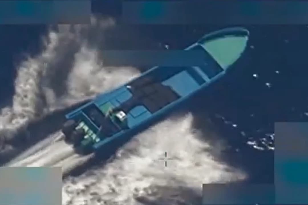 Captura de pantalla del momento anterior al ataque militar estadounidense contra una embarcación sospechosa de transportar narcóticos en aguas internacionales cerca de Venezuela el 21 de octubre de 2025. (@SecWar/Secretario de Guerra Pete Hegseth vía X)