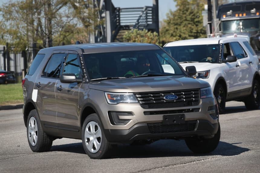 Los Ford Explorer salen de la planta de montaje de Ford en Chicago, Illinois, el 18 de octubre de 2017. (Scott Olson/Getty Images).