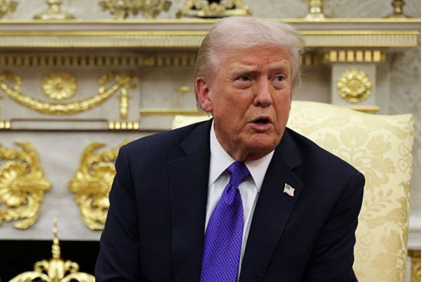 El presidente de EE. UU., Donald Trump, habla con los periodistas durante una reunión con el secretario general de la OTAN, Mark Rutte, en el Despacho Oval de la Casa Blanca el 22 de octubre de 2025 en Washington, DC. (Alex Wong/Getty Images)