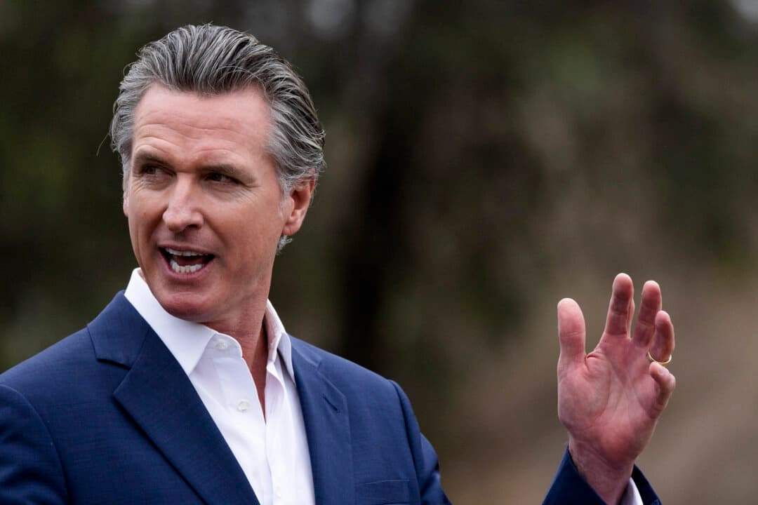 El gobernador de California, Gavin Newsom, habla en Los Ángeles el 25 de septiembre de 2024. (John Fredricks/The Epoch Times)