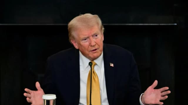 El presidente Donald Trump habla durante una mesa redonda sobre las fuerzas del orden en el Comedor de Estado de la Casa Blanca el 23 de octubre de 2025 en Washington. (Jim Watson/AFP)