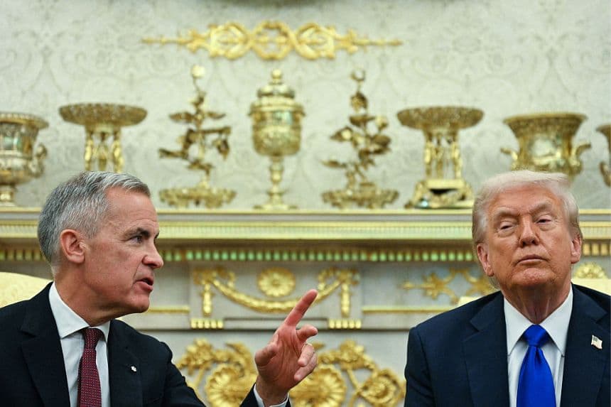 El presidente estadounidense Donald Trump se reúne con el primer ministro canadiense Mark Carney en el Despacho Oval de la Casa Blanca en Washington D. C. el 7 de octubre de 2025. (Foto de JIM WATSON/AFP a través de Getty Images)