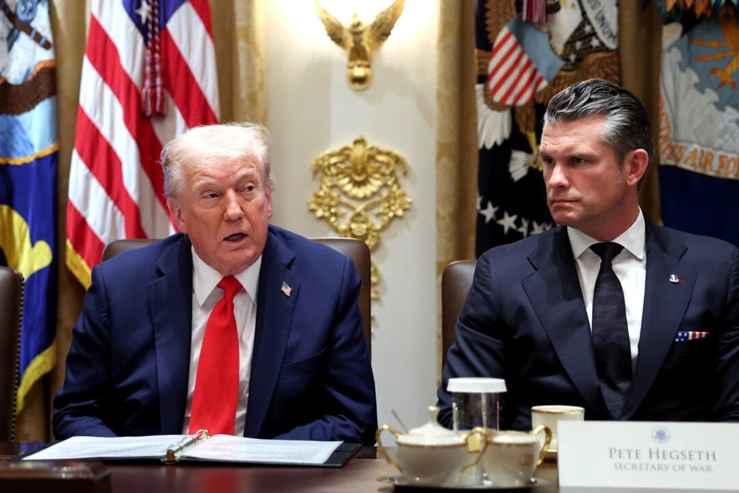 El presidente Donald Trump, acompañado por el secretario de Guerra Pete Hegseth (derecha), habla durante una reunión del Gabinete en la Casa Blanca el 9 de octubre de 2025. (Anna Moneymaker/Getty Images).