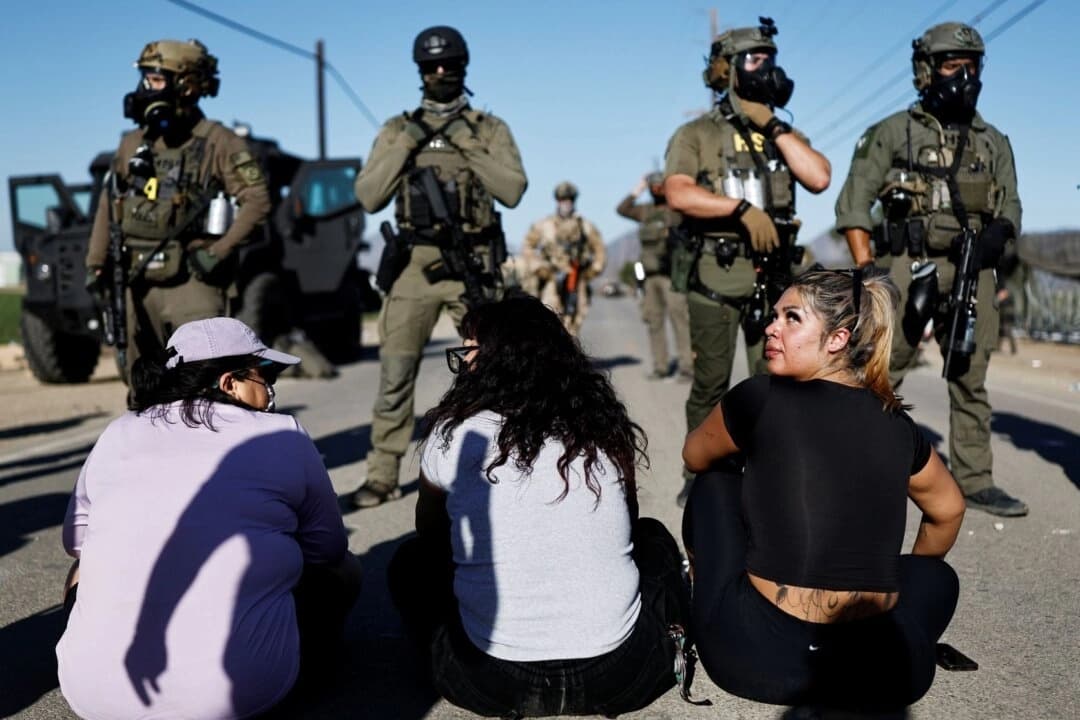 Agentes federales bloquean a personas que protestan contra una operación del ICE en una granja de cannabis con licencia cercana a Camarillo, California, el 10 de julio de 2025. (Mario Tama/Getty Images)
