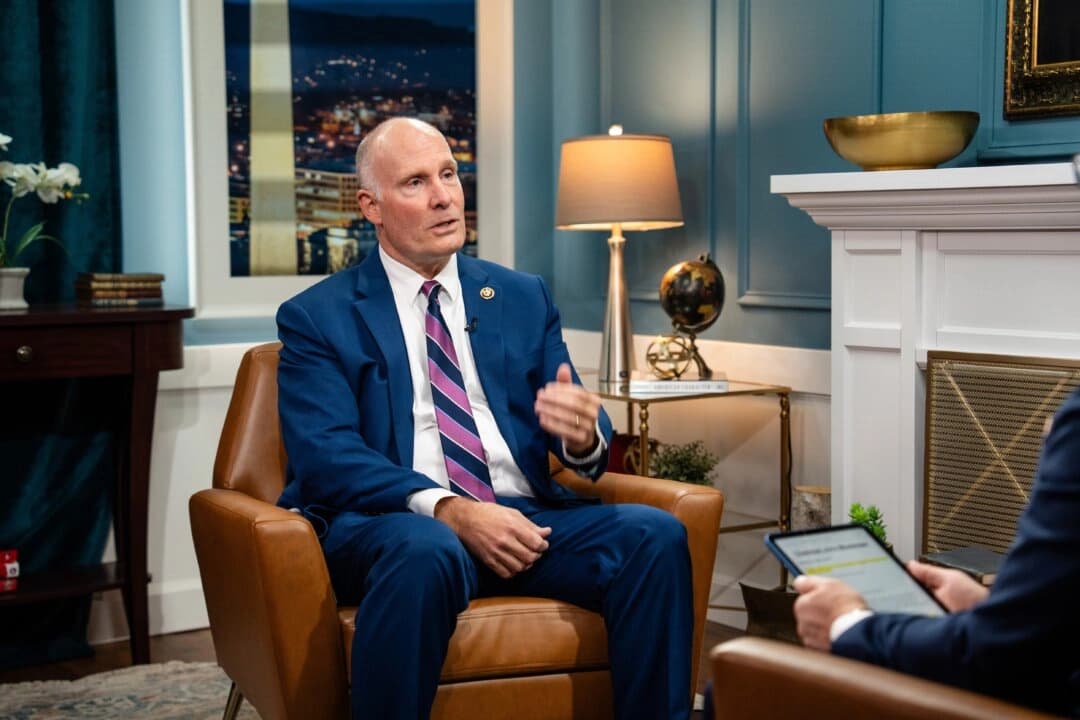 El presidente del Comité Selecto de la Cámara de Representantes sobre el Partido Comunista Chino, el representante John Moolenaar (R-Mich.), habla durante una entrevista con The Epoch Times en Washington el 21 de octubre de 2025. (Madalina Kilroy/The Epoch Times)
