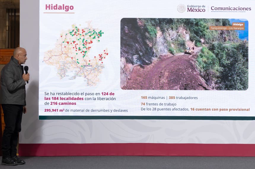 Fotografía cedida por la presidencia de México que muestra al Secretario de Infraestructura Comunicaciones y Transportes, Jesús Esteva, hablando durante una rueda de prensa este viernes, en el Palacio Nacional de Ciudad de México (EFE/ Presidencia de México)