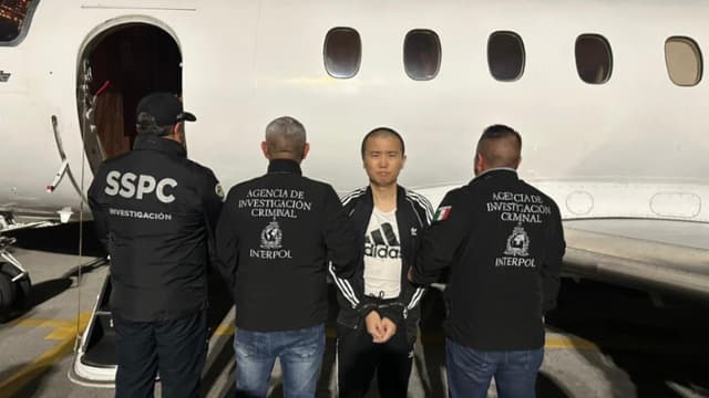Fotografía tomada de la cuenta en X @OHarfuch del secretario de Seguridad y Protección Ciudadana, Omar H García Harfuch, donde se ve a Zhi Dong Zhang (2-d) este jueves, en México. (EFE)