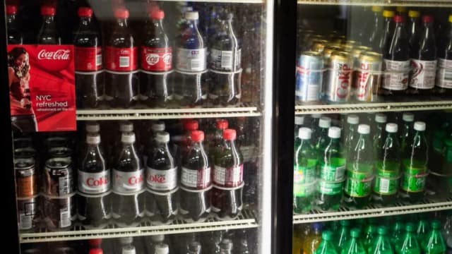 Botellas y latas de refresco en Nueva York en una imagen de archivo. Spencer Platt/Getty Images