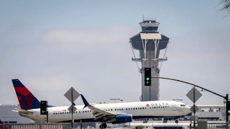 Administración Trump alerta de riesgo de retrasos de vuelos, ya que controladores no cobrarán salario