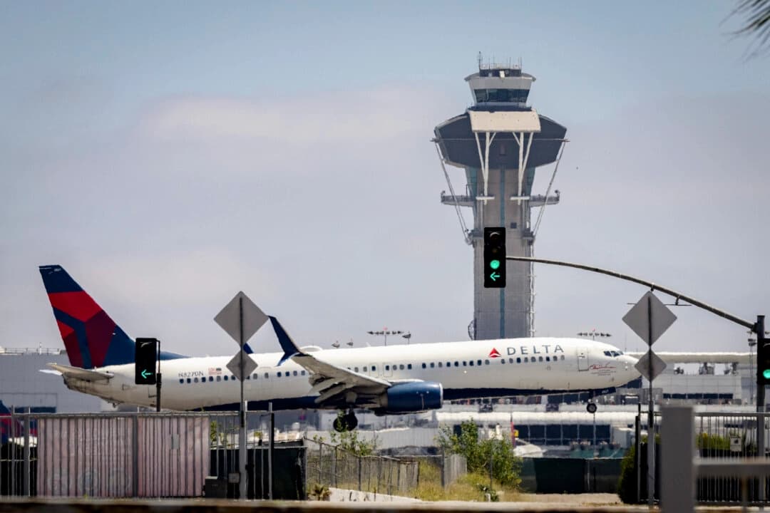 Una torre de control de tráfico en el Aeropuerto Internacional de Los Ángeles, en Los Ángeles, el 1 de julio de 2025. (John Fredricks/The Epoch Times)
