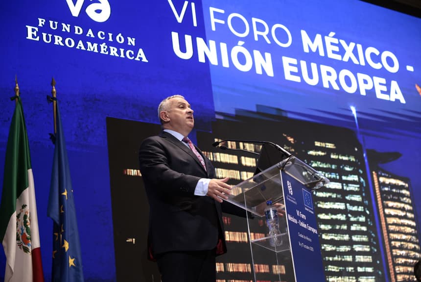 El comisario europeo de Asociaciones Internacionales, Jozef Síkela, habla durante el VI Foro México-Unión Europea este jueves, en Ciudad de México. La Unión Europea (UE) y México son "socios estratégicos naturales" por lo que el nuevo acuerdo global modernizado, previsto para su firma a inicios de 2026, no sólo "es una herramienta comercial" sino también "un instrumento geopolítico", afirmó a EFE Síkela. (EFE/José Méndez)