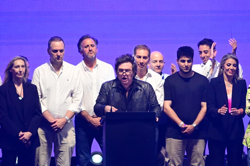 El presidente de Argentina, Javier Milei, habla durante el cierre de campaña del partido La Libertad Avanza este jueves, en Rosario, Argentina. Milei cerró la campaña de La Libertad Avanza para los comicios legislativos del próximo domingo con un llamado a derrotar al "comunismo" y cambiar la composición del Congreso para poder sacar adelante reformas claves en materia económica. (EFE/ STR)