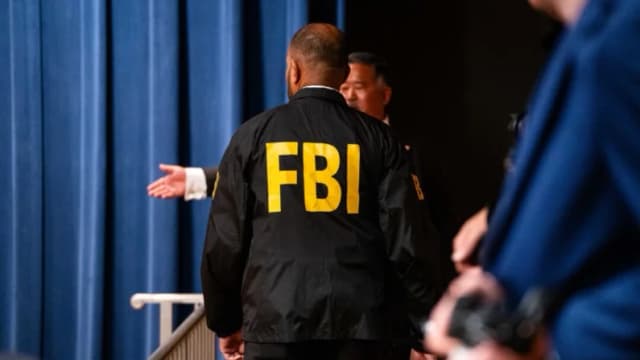 Un agente del FBI en el Departamento de Justicia en Washington el 12 de febrero de 2025. (Madalina Vasiliu/The Epoch Times)