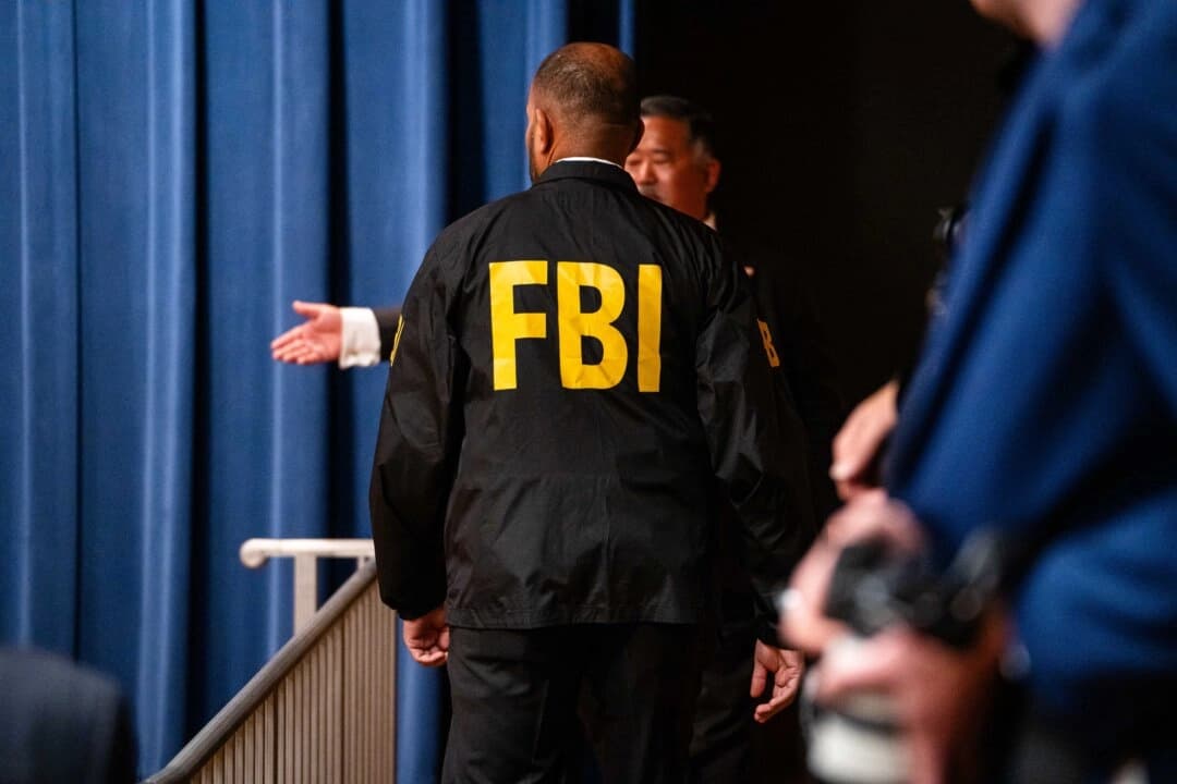 Un agente del FBI en el Departamento de Justicia en Washington el 12 de febrero de 2025. (Madalina Vasiliu/The Epoch Times)