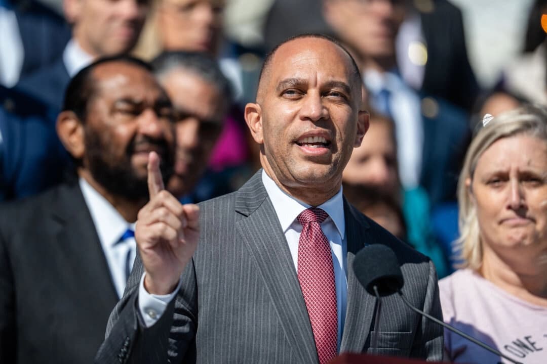 El líder de la minoría de la Cámara de Representantes, Hakeem Jeffries (D-N.Y.), habla durante el decimoquinto día del cierre del gobierno en una rueda de prensa en el Capitolio, en Washington, el 15 de octubre de 2025. (Madalina Kilroy/The Epoch Times).