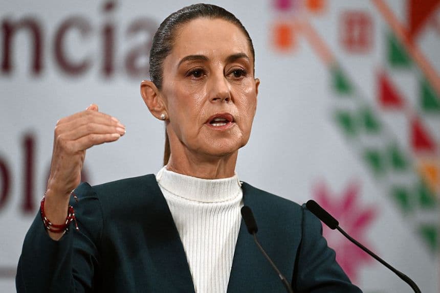 La presidenta de México, Claudia Sheinbaum, habla durante su conferencia de prensa diaria en el Palacio Nacional de la Ciudad de México, el 13 de octubre de 2025. (YURI CORTEZ/AFP vía Getty Images)