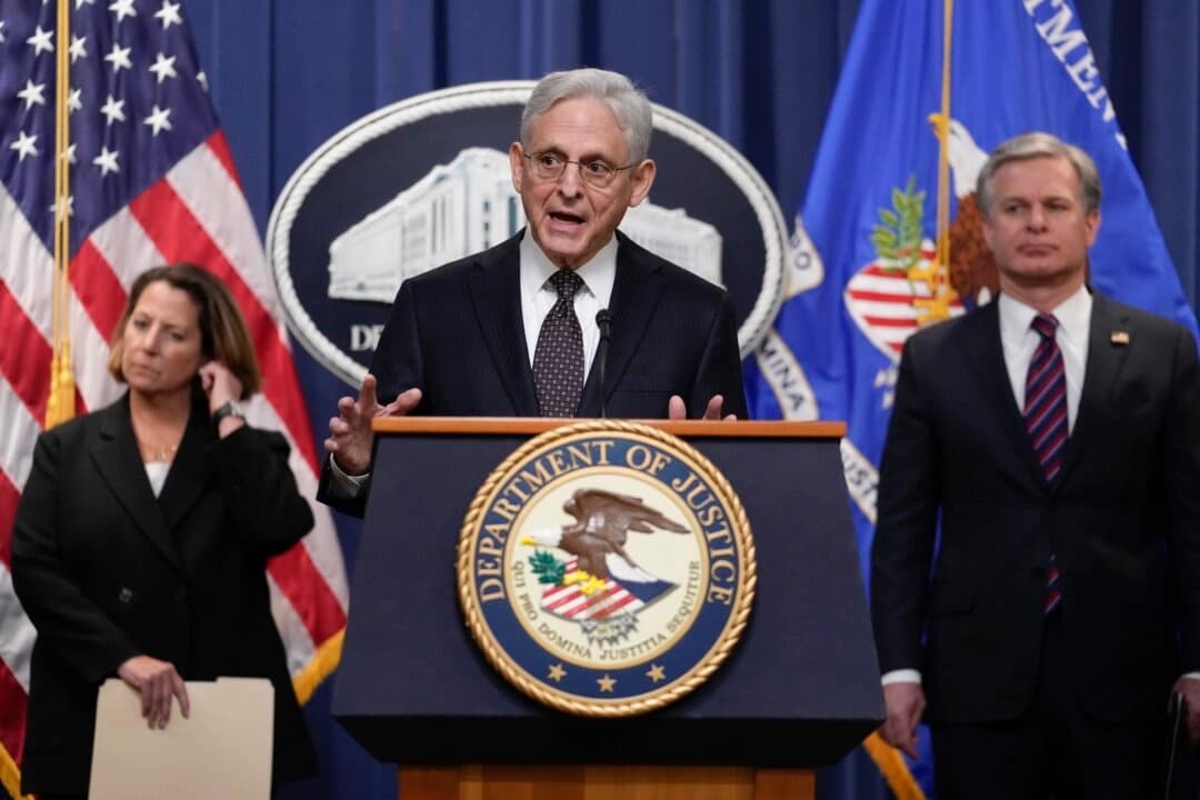 El fiscal general Merrick Garland, acompañado por la fiscal general adjunta Lisa Monaco y el director del FBI Christopher Wray, habla en el Departamento de Justicia en Washington el 27 de enero de 2023. (Carolyn Kaster/AP Photo)