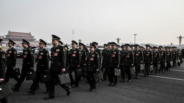 Delegados militares llegan a la sesión inaugural de la Asamblea Popular Nacional (APN) en el Gran Salón del Pueblo en Pekín el 5 de marzo de 2025. (Wang Zhao/AFP vía Getty Images).