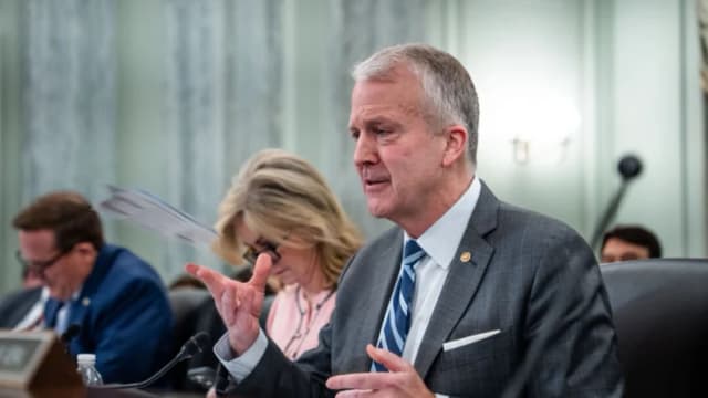El senador Dan Sullivan (R-Alaska) habla durante una audiencia con el entonces candidato a secretario de Comercio, Howard Lutnick, en el Capitolio de Washington el 29 de enero de 2025. (Madalina Vasiliu/The Epoch Times)