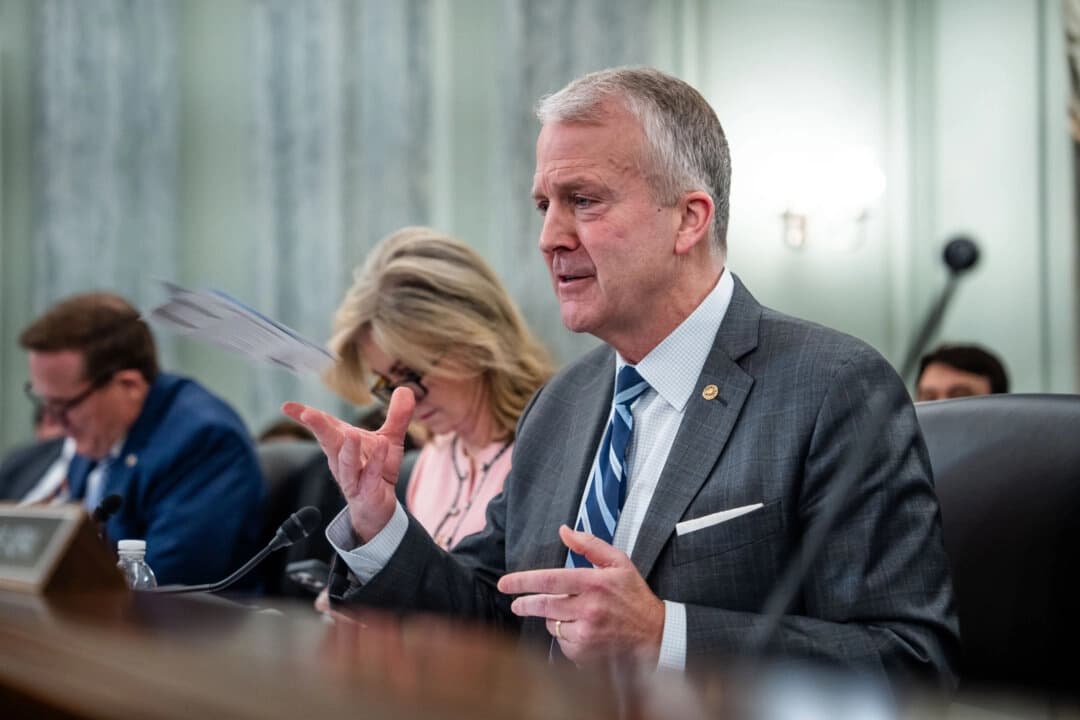 El senador Dan Sullivan (R-Alaska) habla durante una audiencia con el entonces candidato a secretario de Comercio, Howard Lutnick, en el Capitolio de Washington el 29 de enero de 2025. (Madalina Vasiliu/The Epoch Times)