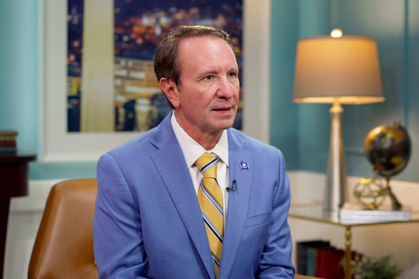 El gobernador de Luisiana, Jeff Landry, habla con Jan Jekielek, de EpochTV, en Washington, el 16 de octubre de 2025. (The Epoch Times).