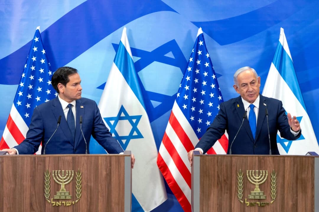 El secretario de Estado de Estados Unidos, Marco Rubio (izq.), y el primer ministro israelí, Benjamín Netanyahu, hacen una declaración conjunta a los medios en la oficina del primer ministro en Jerusalén el 16 de febrero de 2025. (Ohad Zwigenberg/Pool/AFP vía Getty Images)