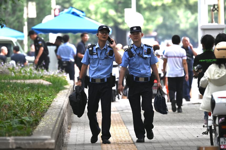 Policías patrullan frente al Hotel Jingxi, donde funcionarios chinos celebran el Tercer Pleno, una importante reunión económica, en Beijing, el 15 de julio de 2024. (Greg Baker/ AFP vía Getty Images).
